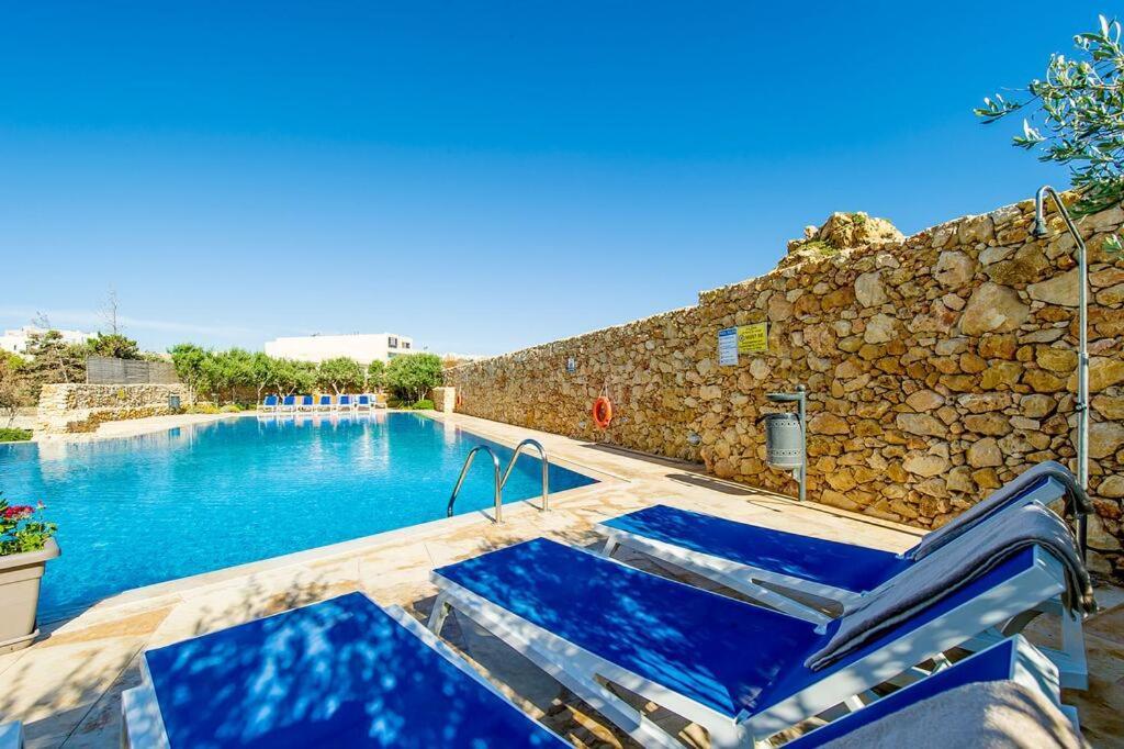 Apartamento A Bed Of Roses Marsalforn Exterior foto