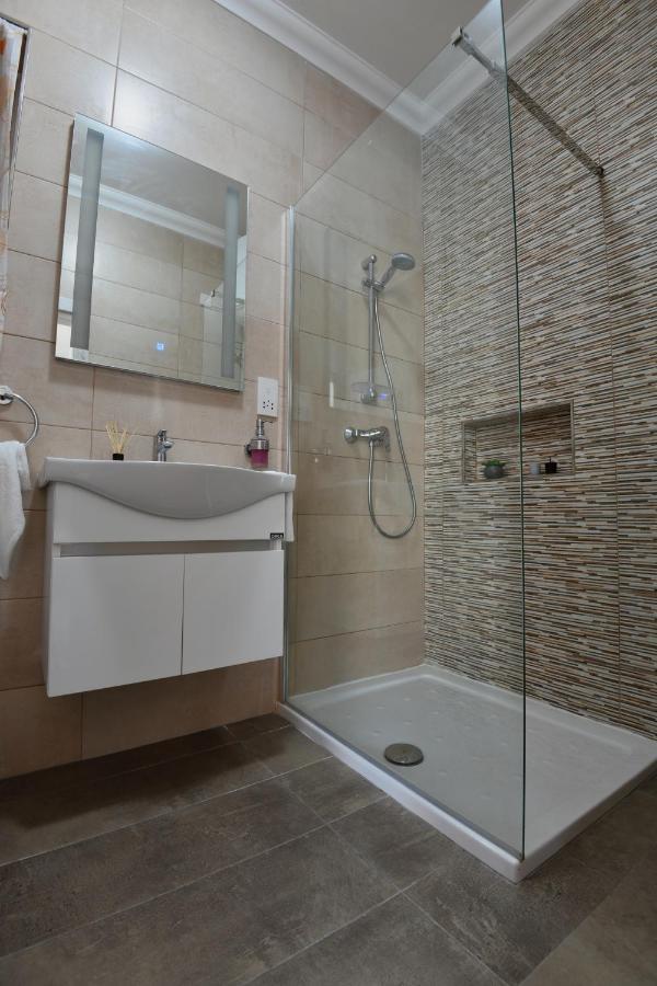 Apartamento A Bed Of Roses Marsalforn Exterior foto
