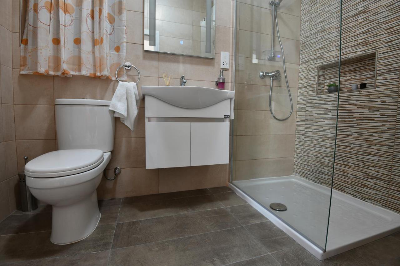 Apartamento A Bed Of Roses Marsalforn Exterior foto