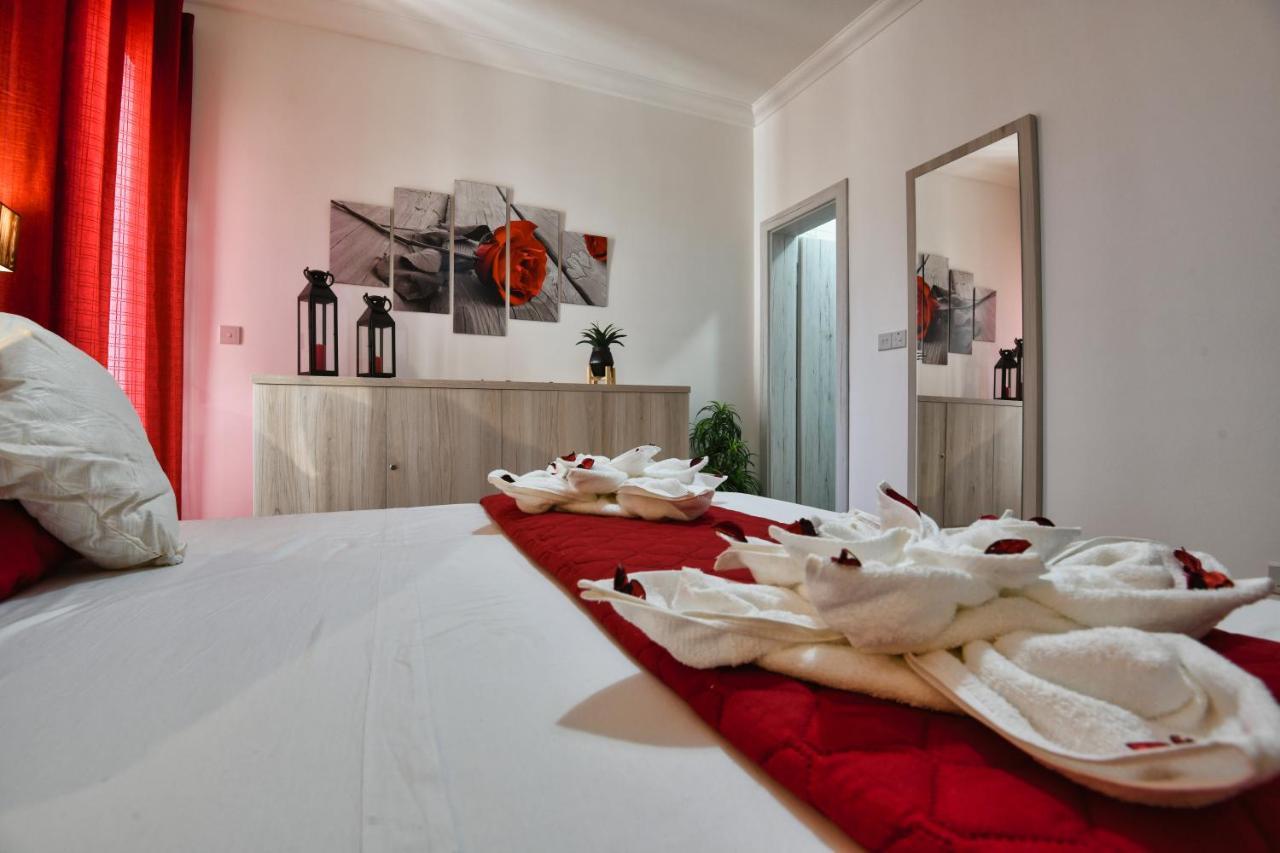 Apartamento A Bed Of Roses Marsalforn Exterior foto