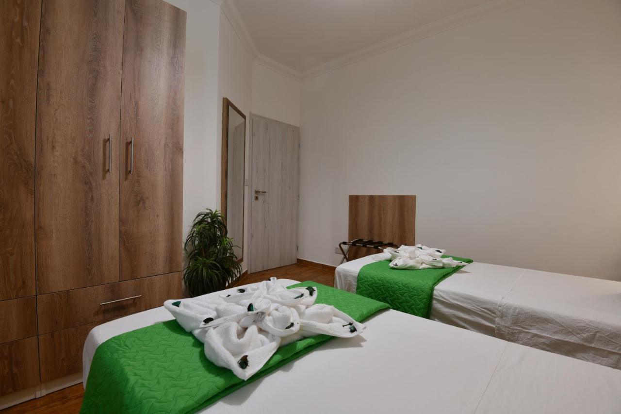 Apartamento A Bed Of Roses Marsalforn Exterior foto